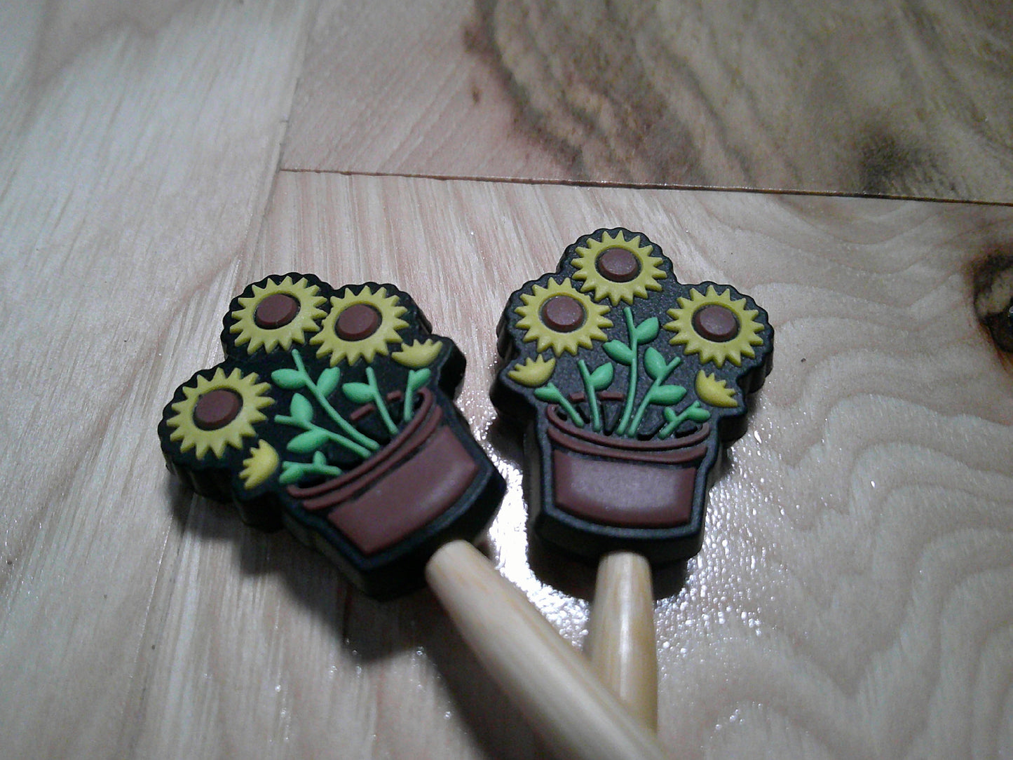 Daisies in pot ~ stitch stoppers
