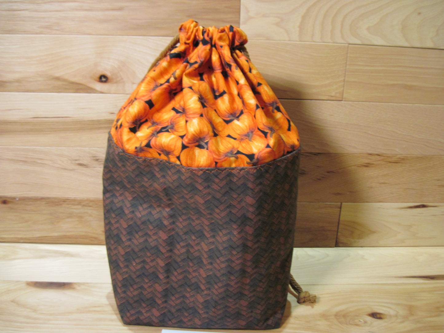 Medium Window Drawstring ~ w/ pumpkins in brown basket weave fabric project bag