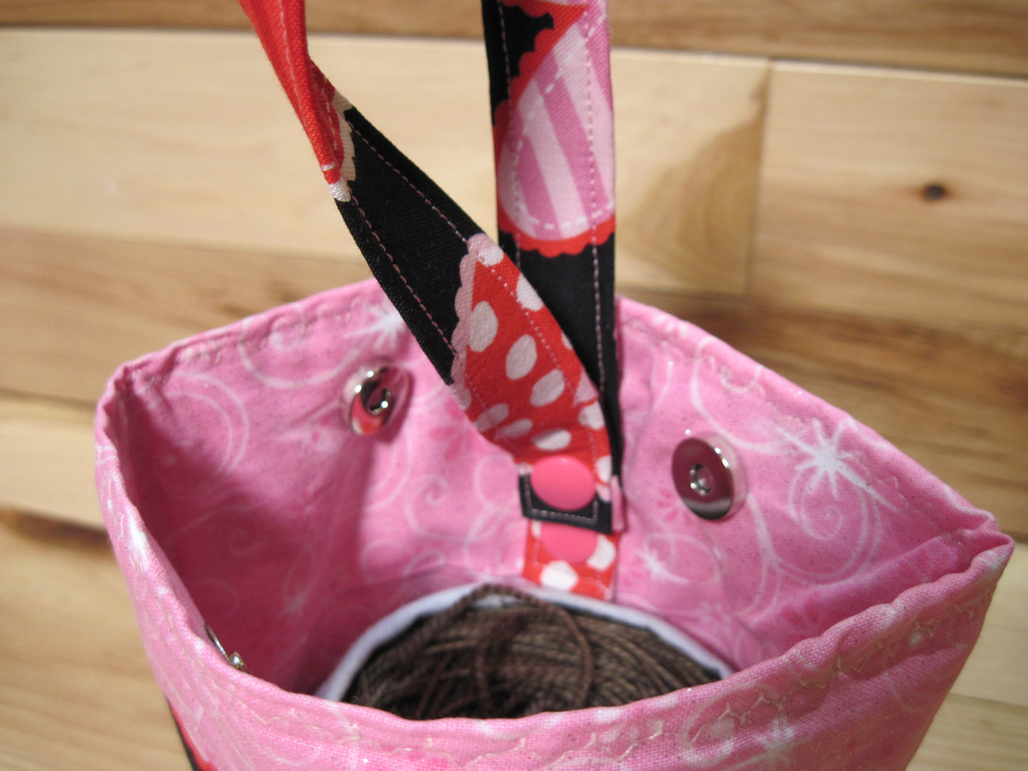 Wrist-Yarn Bag Valentine's Day Hearts w/ pink, removable snap handles, magnet closure