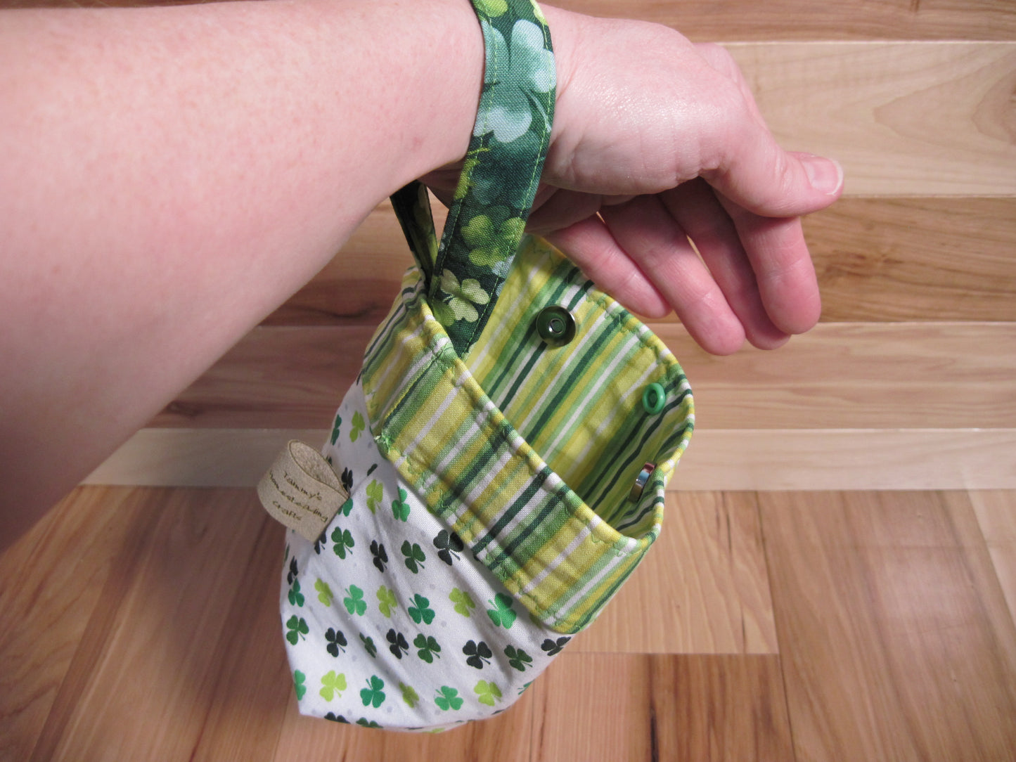 Wrist-Yarn bag St. Patty's Day white w/ shamrocks & stripes/ shamrock handle