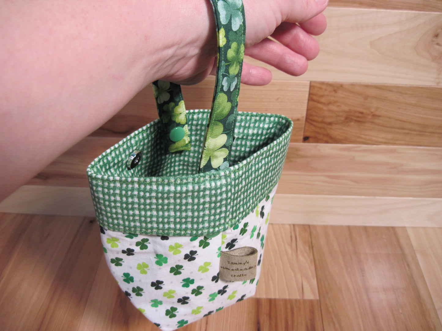 Wrist- yarn bag St. Patty's Day w/ white shamrock & plaid/ shamrock handle
