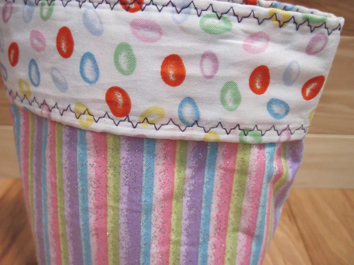 Wrist-Yarn bag-Easter Egg- w/ jellybeans- w/handle